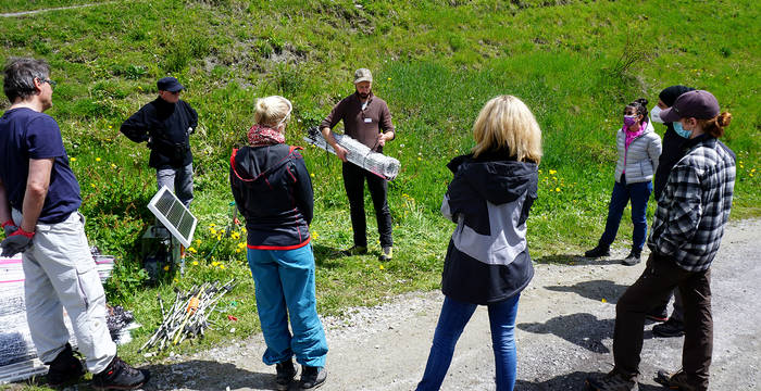 Eine letzte Einführung, dann geht’s los: Der Kursleiter erklärt, wie Elektrozaun, Litzen und Solarbatterie vor Ort eingesetzt werden. © Pro Natura Graubünden